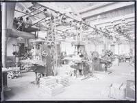 H2009-0345.3 digitaal positief.jpg; H2009-0345; 3 grote fotonegatieven op film van Burgers ENR fietsenfabriek zowel exterieur met spoorlijn op voorgrond, als interieur, in pergamijnen enveloppes, gestempeld Reesinck den Haag; foto